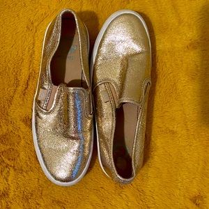 Women’s size 7 medium. Color Rose Gold tennis shoes. Like new.